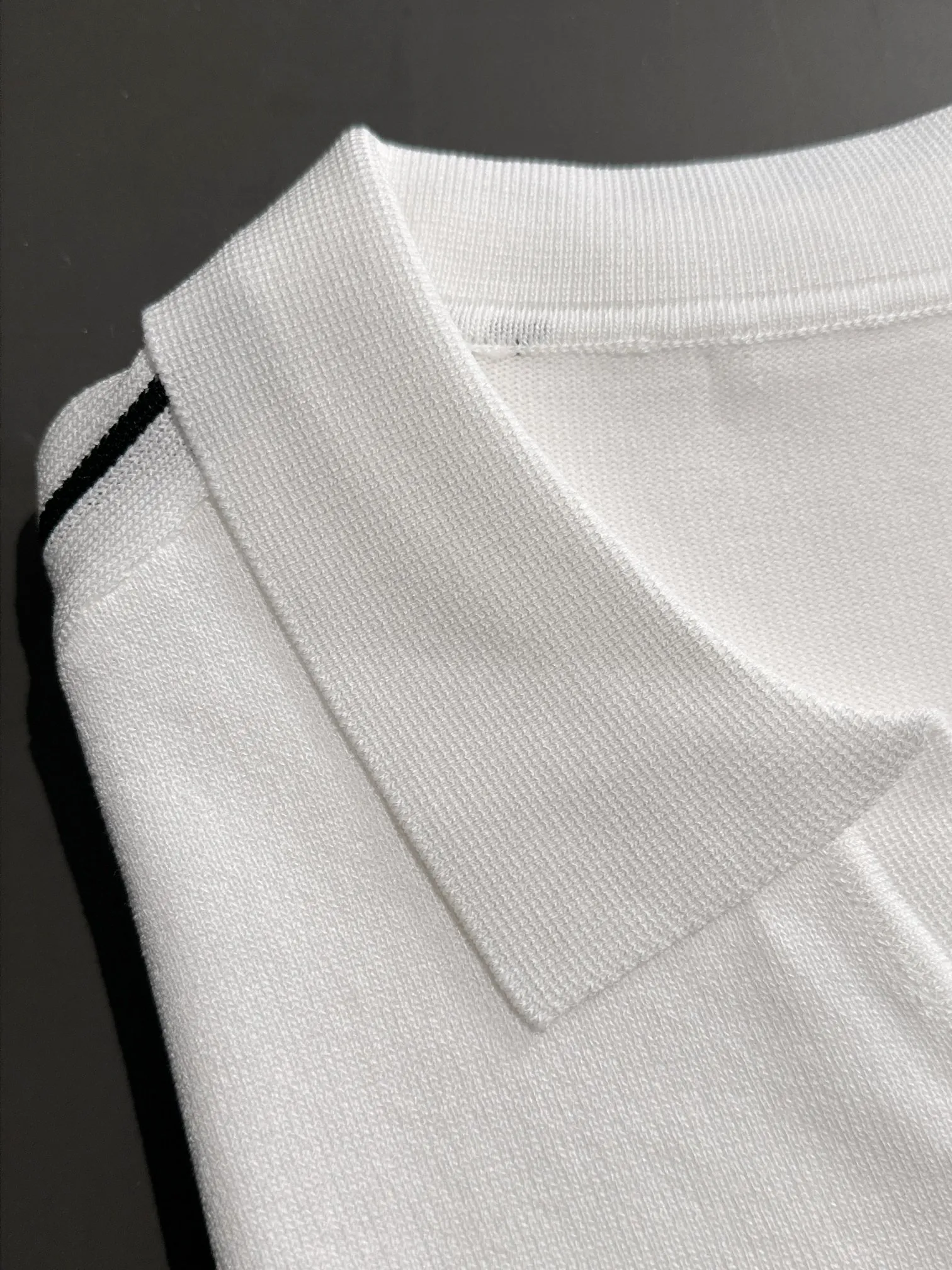 🅿️320 shipped next day, high quality Stone Island 2025 spring and summer new men's lapel short-sleeved T-shirt. Made of combed cotton yarn knitted cotton fabric, pure cotton high-weight special yarn, it feels full when weighed, and the upper body is more textured than ordinary T-shirts. This texture can cope with the weather easily and is suitable for both hot and cold! The pattern on the chest adopts three-dimensional embroidery technology, and is perfectly produced stitch by stitch with reference to the original version! Loose fit design, looks noble. Size: M to XXXL